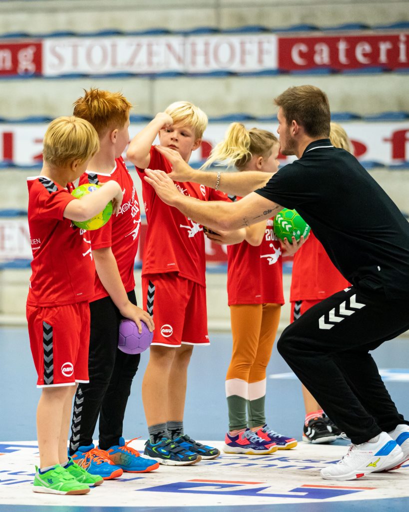 Ab sofort bis zum 7. September ist die Anmeldung zum AOK-Handball-Herbstcamp 2022 möglich. Nach den tollen Erfolgen der Vorjahre veranstaltet der ASV Hamm-Westfalen wieder in Kooperation mit Gesundheitspartner AOK Trainingstage für Jungen und Mädchen im Alter von sieben bis 13 Jahren.