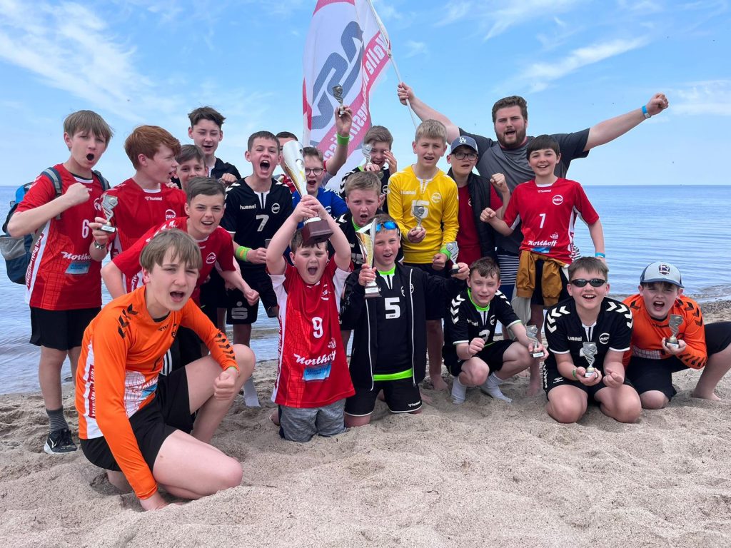 Beim Beachhandball Cup Weissenhäuser Strand an der Ostsee erlebte die männliche D-Jugend im Mai  drei Tage Handball satt und einen wunderbaren Saisonabschluss bei besten äußeren Bedingungen.