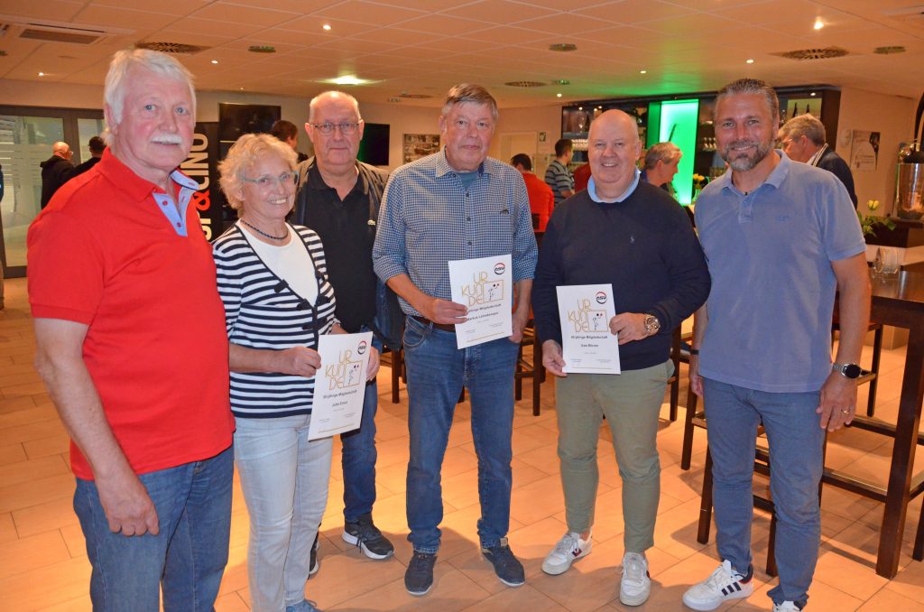 Für besonders lange Treue wurden im Rahmen der Jahreshauptversammlung des ASV Hamm-Westfalen jetzt mehrere Mitglieder ausgezeichnet. Bereits seit 50 Jahren sind Jutta Ernst, Markus Lehmkemper und Gisbert Prünte im Verein.