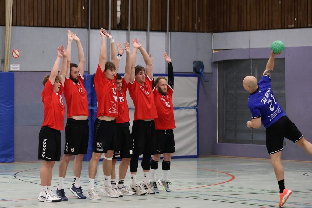 Drei Heimspiele stehen am Samstag noch einmal in der Stein-Halle auf dem Programm. Den Auftakt macht unsere f&uuml;nfte Herrenmannschaft mit dem Duell gegen die Vierte der Ahlener SG. Anwurf ist um 15 Uhr. Danach schlie&szlig;en sich direkt die Duelle der vierten und dritten Herrenmannschaft an.