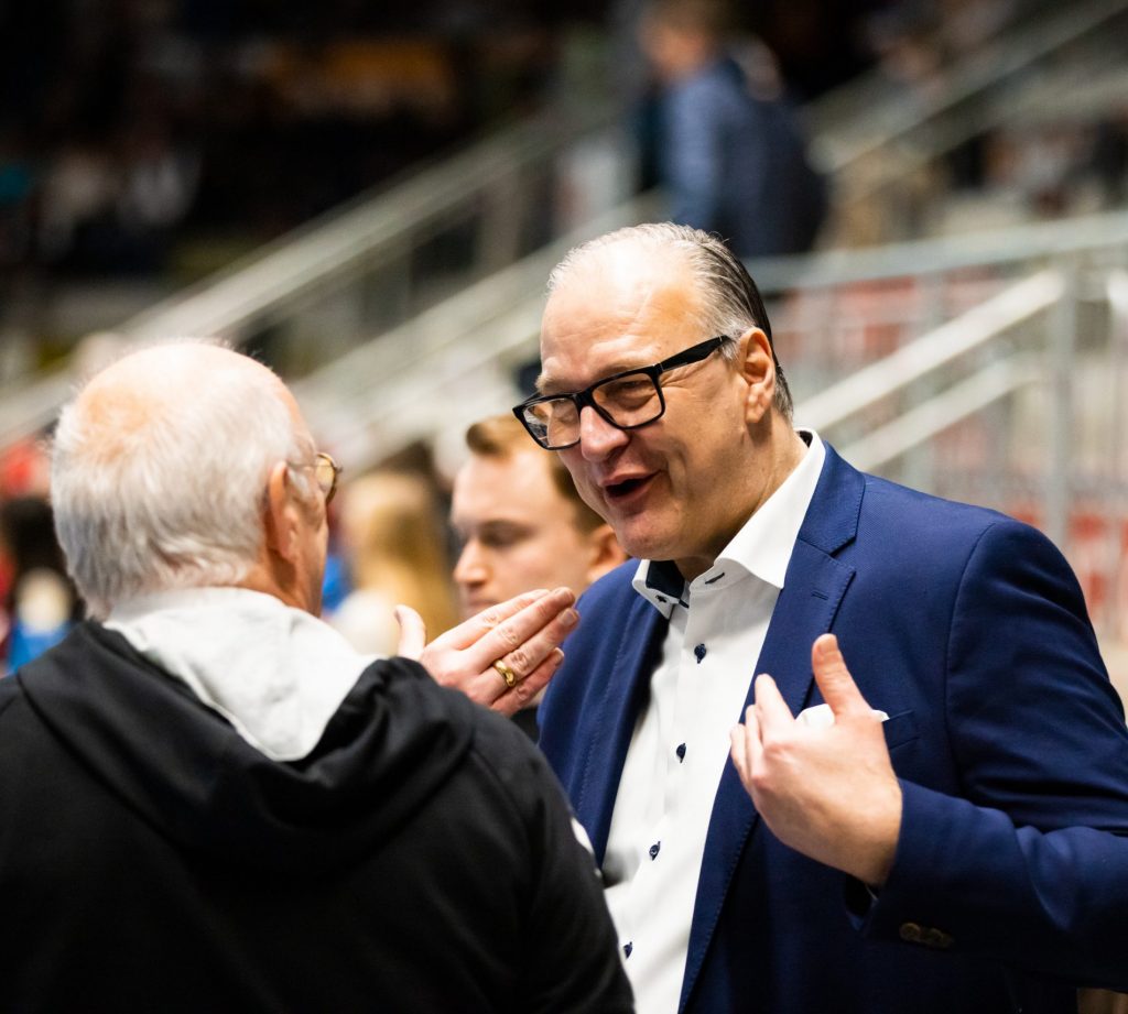 Gleich mit einem Heimspiel ist der neue Geschäftsführer des ASV Hamm-Westfalen, Guido Heerstraß, am Samstagabend in seine neue Aufgabe beim Handball-Erstligisten gestartet. Einen Tag danach äußerste sich der ehemalige Handballprofi und langjährige Geschäftsführer im Profisport im Interview zu seinen Eindrücken, die er am ersten Arbeitstag beim Aufsteiger gesammelt hat.