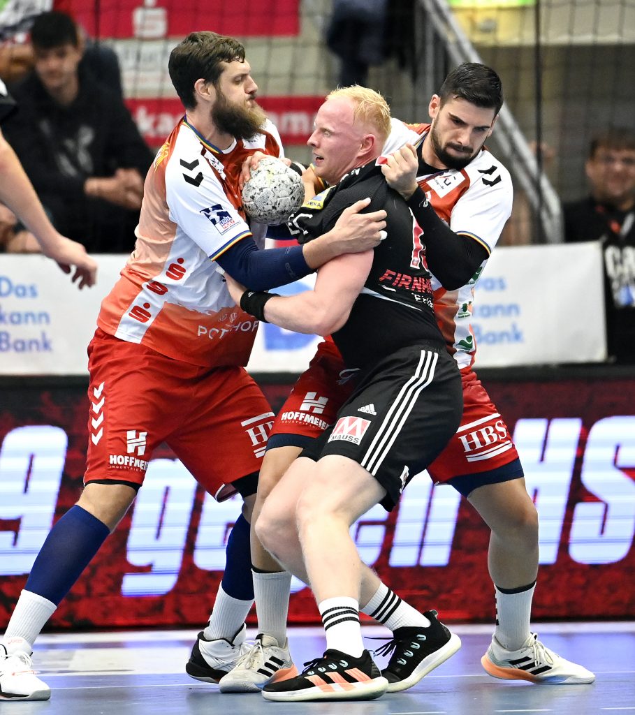 Nach 25 absolvierten Spieltagen ist ein Trio verblieben, dass um den Verbleib in der höchsten deutschen Handball-Spielklasse kämpft. Zu diesem zählt neben der HSG Wetzler und GWD Minden auch der Aufsteiger ASV Hamm-Westfalen. Aktuell hat die Mannschaft von Trainer Michael Lerscht die schlechtesten Karten. Der Rückstand auf die HSG, die aktuell den 16. Tabellenplatz belegt und damit die Klasse halten würde, beträgt sechs Zähler. Minden ist derzeit vier Punkte besser als der ASV, hat zudem noch zwei Partien weniger absolviert.