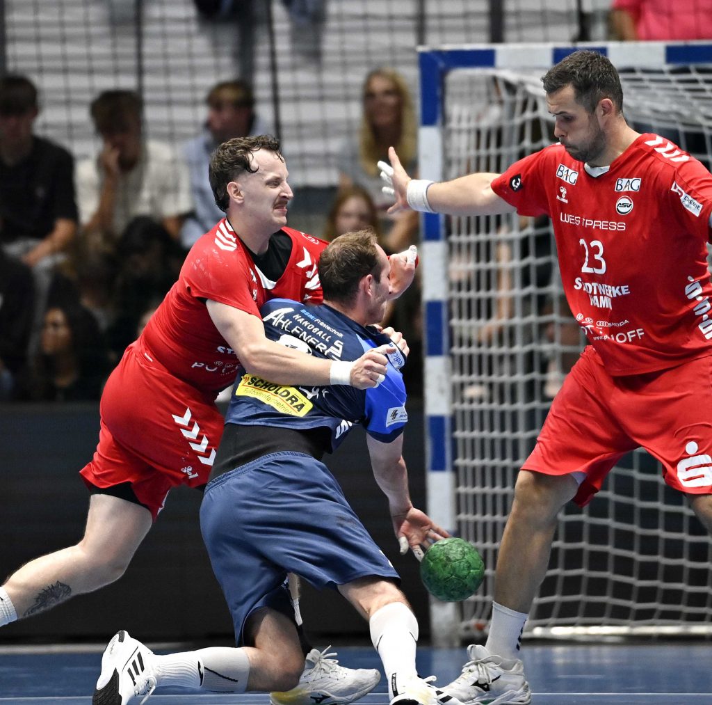 F&uuml;r das Nachholspiel am Freitag, 20. M&auml;rz, bei der Ahlener SG gibt es &uuml;ber den Ticketshop der Ahlener SG Karten. Au&szlig;erdem verkaufen wir am Mittwoch im Fanshop noch ein Restkontingent.