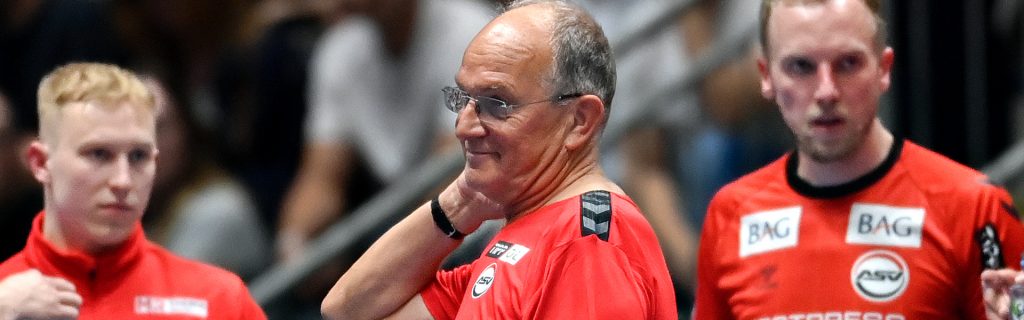 Zum vierten Spiel der Saison treten die Drittligahandballer des ASV Samstag um 19:30 Uhr bei der HSG Varel an. In der Manfred-Schmidt-Halle ist die Mannschaft von Cheftrainer Jörn-Uwe Lommel wieder haushoher Favorit.
