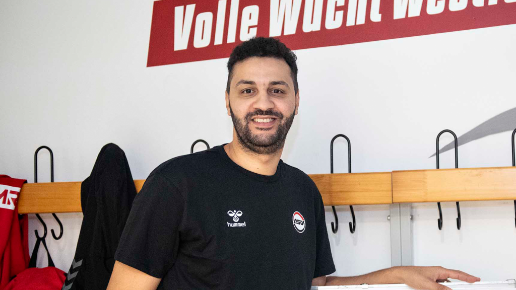 Am Montag hat Jamal Naji offiziell Interimstrainer Fabian Huesmann als Coach des ASV Hamm-Westfalen abgelöst. Wegen des Sonntagsspiels, durch das der ASV die Tabellenführung in der 3. Liga Nord-West übernahm, war der Tag für das Team allerdings noch trainingsfrei.