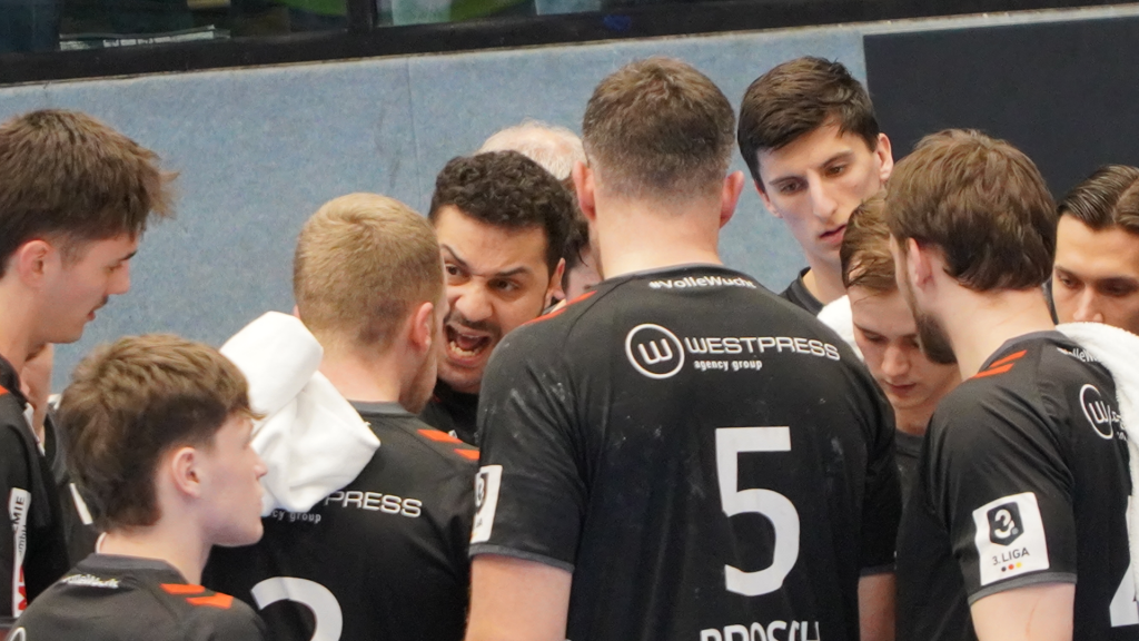 Einen bewundernswerten Kampf hat der ASV in der ausverkaufen Ems-Halle abgeliefert. Am Ende ging der Spitzenreiter TV Emsdetten knapp mit 34:32 (17:14) als Sieger vom Feld – und das unter dem Strich verdient, wie auch ASV-Coach Jamal Naji betonte: „Emsdetten hat über 60 Minuten dominiert und verdient gewonnen“. Aber alleine, dass die Westfalen die Gastgeber bis zur Schlussminute forderten, war nicht hoch genug zu bewerten.