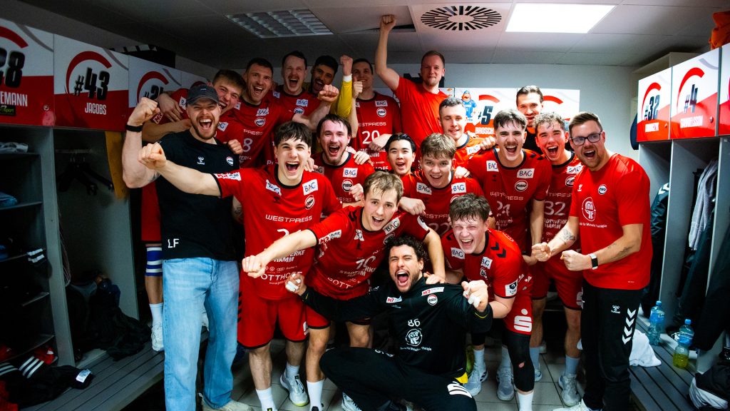 Mit einem äußerst souveränen 42:29-Heimsieg hat der ASV Hamm-Westfalen seine Erfolgsserie in diesem Jahr in der 3. Liga Nord-West fortgesetzt. Fast 1.700 Zuschauer erlebten einen stimmungsvollen Abend mit zahlreichen Besonderheiten.