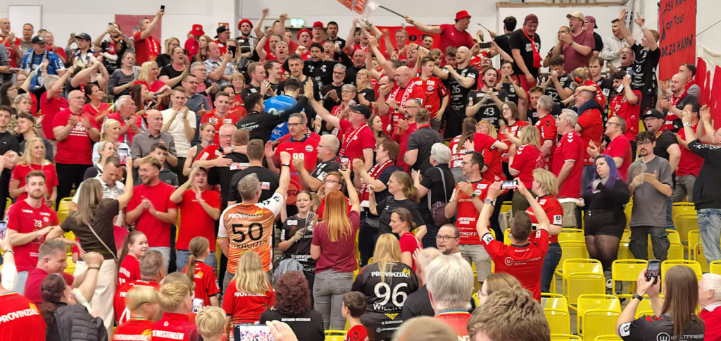 Es war ein Wahnsinnsfinale, das sich der ASV und Team Handball-Lippe II am Samstagabend geliefert haben. Am Ende feierten fast 400 mitgereiste ASV-Anh&auml;nger einen 35:34-Sieg und die Quali f&uuml;r die Aufstiegsrunde.