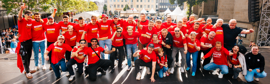 Riesenfreude beim ASV: Nach dem finalen Ausw&auml;rtssieg in Braunschweig feierten Mannschaft und Verantwortliche gemeinsam den Aufstieg. Donnerestag gab es einen Empfang auf gro&szlig;er B&uuml;hne.